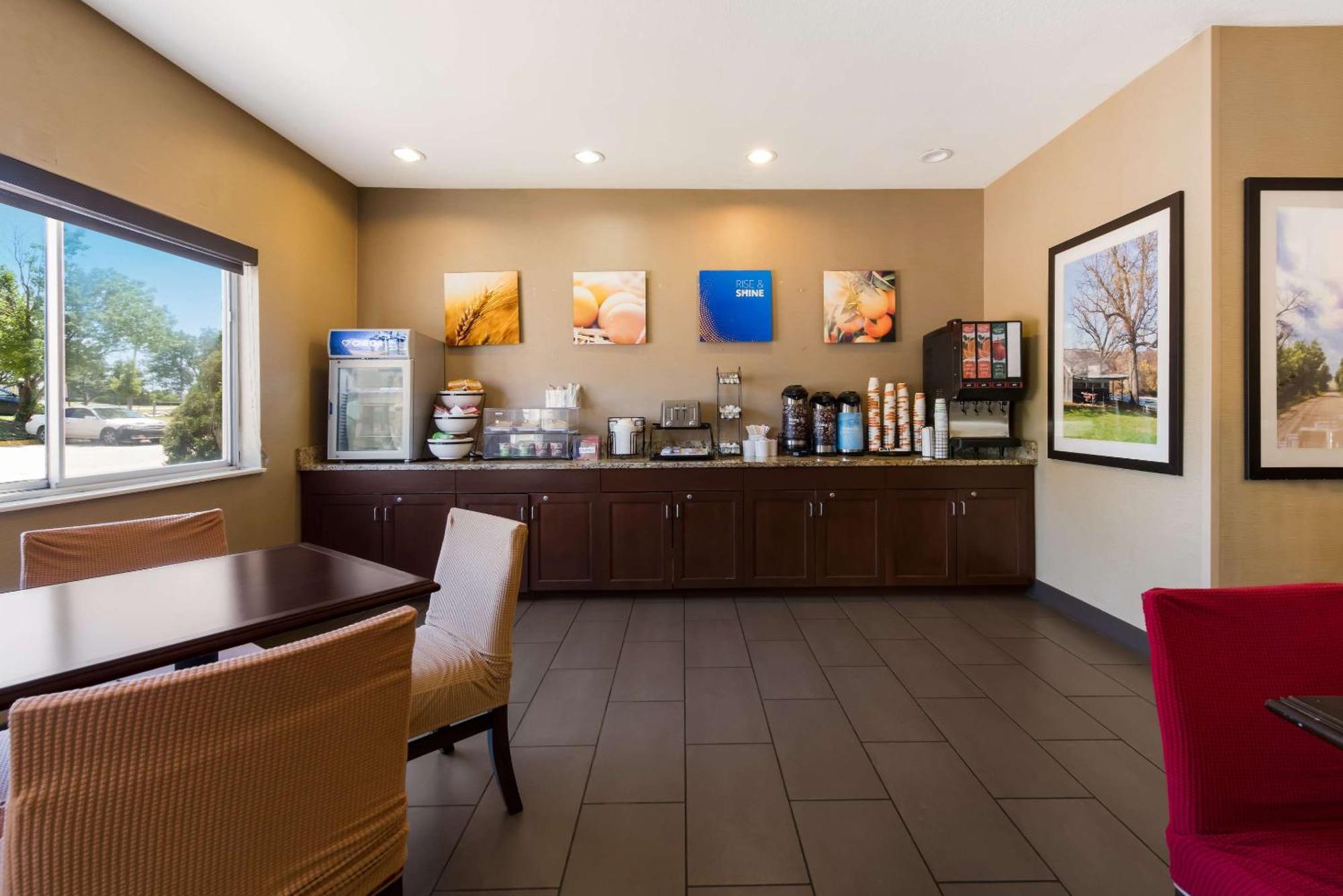 Comfort Inn East Ουιτσιτά Εξωτερικό φωτογραφία