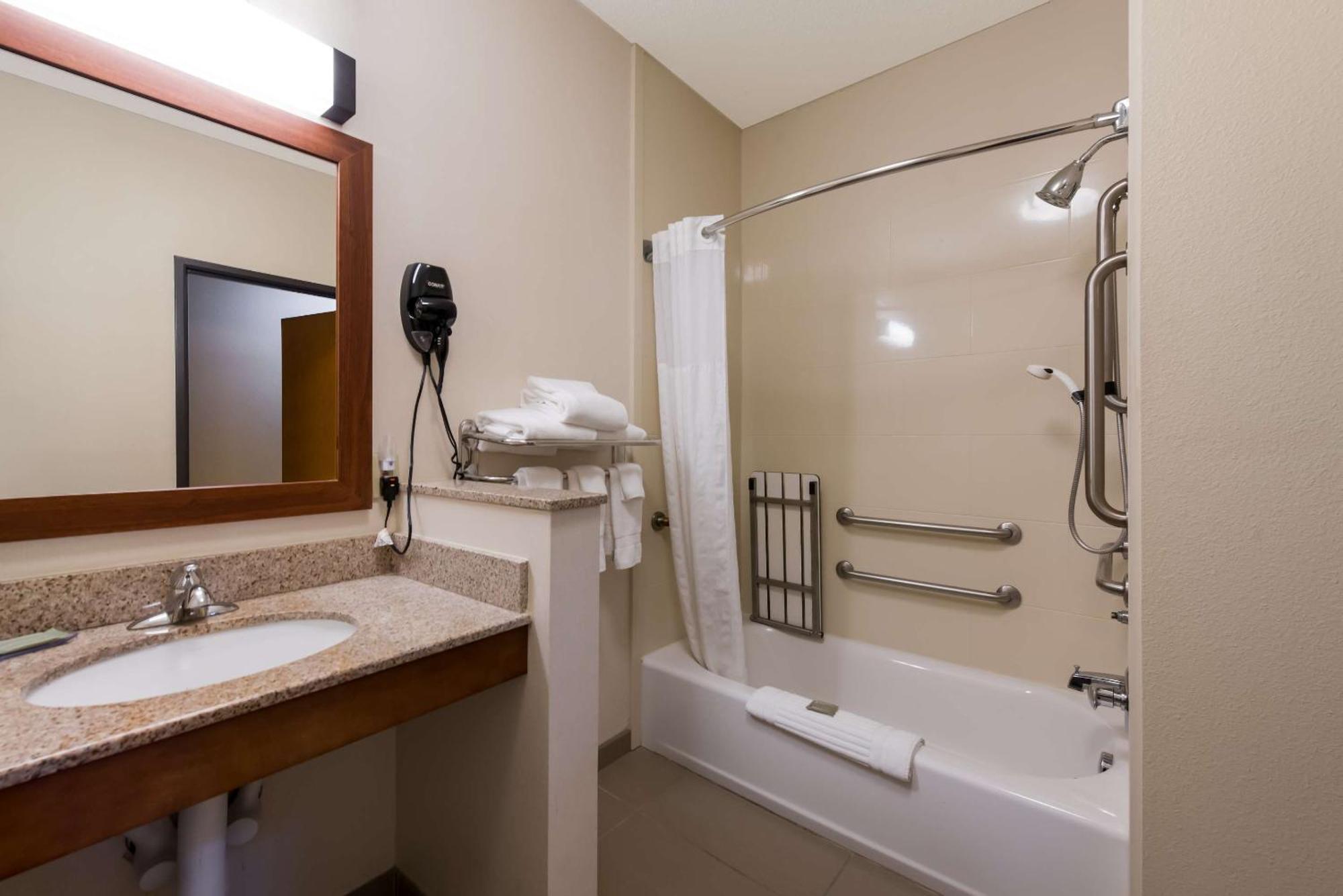 Comfort Inn East Ουιτσιτά Εξωτερικό φωτογραφία